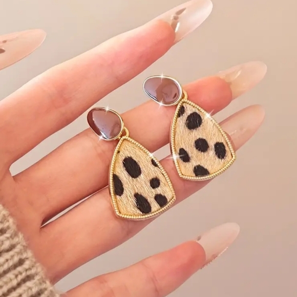 Leopard Print faux fur Mobwife Preppy Gold Tone Stud Earrings - Picture 2 of 5